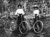Två kvinnor på cykeltur.