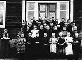 Skolbarn i Håby omkring 1897, troligen klass 2 och 3. Lärarinna: Brita Andersson. Fotograf: Per Lindberg.
Främre raden från vänster: Ida Andersson, Ingrid Östlin, 