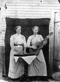 Två musicerande systrar från Grens i Herte. Bricken (f. 25/5 1894, gift m. Per Persson) spelar citra och Anna (f. 18/1 1889, gift m. Vilhelm Olsson) spelar gitarr.