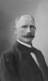 Fotot föreställer Anders Johan* Andersson (1875-1938).
Han föddes i Torsåker 6/8 1875 av hemmansägare Anders och Anna Olsson. 
Anställd vid telegrafverket sedan 1887. Tillhör SAP 92-32, ordf. i kf Alfa 10-25, led. av stadsfullmäktige 12-28, v.ordf. 17-20, ordf. 21-28, led. av riksdagens II kammare 14-21, stadsrevisor 18-21. År 1910 var han linjeförman i Gävle.