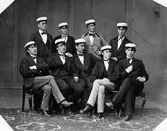 Studenter från Gävle den 5 juni 1874. Bl.a Oscar F. Flensburg, Johan Östberg och Lars Emil Öhman.
Studenter år 1874: Gustaf Hjalmar Rettig, August Oscar Strömbäck, Per Johan Alfred Berggren, Lars Emil Öhman, Johan Östberg, Per Erik Holmgren, Gustaf Sandlund, Per Henrik Söderberg, Olof Axel Wallström, Carl Georg Björkman, Per Anton Boström och Oscar F. Flensburg.
