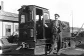 Man vid litet AEG-lok.