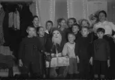 Julfirande, tomte med barngrupp.
