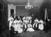 Tisell och Bernssons Bröllop den 28 februari 1890. Gäster är bl.a Ellen Reuterskiöld, Irisa Björnstjerna, Lotta Björnstjerna, Ebba Reuterskiöld, H. Schaffer, Gerda, Thyra Svinhufvud, M. Grape och Maria von Thesin.
