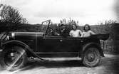 Inför åkturen med en 1927-1928  Chevrolet National. Vid ratten Sigurd Frank, Västerbo, i baksätet sitter Birgit Frank-Thun, Västerbo senare Sandviken, och Kisa Västlund-Skoog, Västerbo senare Sandviken.