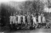 Västerbo skola. Barnen är, sittande från vänster: Knut Johansson, David Alneberg, Erik Hammarström, Arne Berglind, Elis Andersson, Gösta Blomkvist, Sixten Brodin, Folke Johansson, Åke Johansson och Martin Lundberg. Stående rad 1: Frida Persson, Nelly Persson, Alva Andersson, Elvy Olsson, Ester Plym, Ida Frank, Ester Blom och Nanna Hammarström. Stående rad 2: Signe Persson, Elsa Wästlund, Dagmar Plym, Olga Jansson, Edit Olsson och Agda Säll. Stående rad 3: Rune Norberg, Gunnar Lundberg, Birger Storm, Allan Storm, Klas Brodin, Gustav Frank, Åke Berglind, Nils Åberg och Lennart Lundberg.