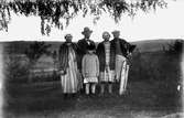 Från vänster Anna Persson, Anna och Manfred Lingvall (Anna född Westring), Edvard Persson, Nelly Persson-Lindholm.