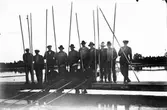 Ett flottarlag. Nr 1 från vänster Ture Persson, okänd, nr 3 Karl Plym, okänd, nr 5 Gustav Östblom, okänd, okänd, okänd, nr 9 Karl Blomkvist. Övriga personer okända.