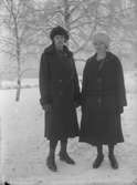 Två kvinnor i vintermiljö.