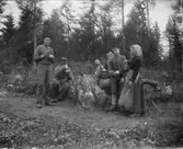 Kaffepaus i skogen, grupp av män och en kvinna.