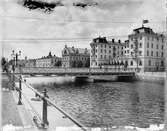 Centralbron är en träbro på järnstomme i två spann som invigdes i mars 1901 för all slags trafik.
Gamla Grand, Kyrkogatan 28. Byggdes till den stora Gävleutställningen 1901. Var ett av landsortens största hotell.