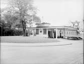Västra Vägen / Engelbrektsgatan.Texaco bensinstation med pumpar utomhus, ritad av Gunnar Wetterling byggdes 1930.
