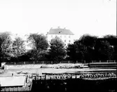 Gävle slott / Gefleborg / Gefle hus
1741 fick slottsarkitekten Hårleman i uppdrag att omvandla slottet till bostad för landshövdingen. Det blev färdigt i sin helhet på 1760-talet. I Gavleån finns ett klapphus.

