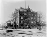 Skeppsmäklare Andersson & Lundqvist. Kolimportör J. EM Delin.
Hellbergska magasinet ritades av E. A. Hedin 1893. Byggherre var grosshandlare Gustav Hellberg




