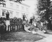 Hofors Herrgård; södra fasaden.
Brukspatron Per Eriksson född 1851. Blev chef för Hofors 1889.
Hedvig Ulfsparre född 1877 började samla textilier när hon kom till Hofors Herrgård.
Hennes syster Charlotte Ulfsparre och hunden Hektor
