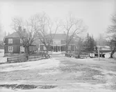 Lövstabruk

År 1643 köpte De Geer bruket och utvecklades till Sveriges största järnbruk.
Efter branden 1719 återuppfördes  herrgården med flyglar i sten. Karolinsk stil.