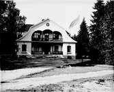 Familjen De Geers jaktslott
I trädgården är hundarna