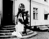 Bröllopspar utanför en okänd byggnad

Namn: Crafton

