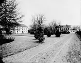 Avesta ligger i det sydöstra hörnet av landskapet Dalarna. Ingår också i enheten Bergslagen, som är ett sammanfattande namn på hela området som härrör från 1600-talet. Avesta har anknytning både till koppar- och järnbergslagen. Uppgifter av Gert Lundkvist: Axel Axelssons herrgård bredvid kyrkan (till höger).



