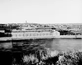 Avesta Jernverk vid Dalälven

År 1873 bildades Avesta-Garpenberg AB. På platsen fanns då byggnader från det nedlagda kopparbruket samt en mindre stångjärnssmedja. Bolaget var inte intresserad av de gamla byggnaderna utan satte genast igång att planera och bygga det nya stora järnverket.



