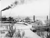 Forsbacka bruksort två mil väster om Gävle

Forsbacka Jernverks AB
Sedan 1600-talet har järnhanteringen varit ortens huvudnäring, som expanderade på 1870-talet.
1860 anlades järnväg till Forsbacka från Margretehills station vid linjen Gävle - Falun.

