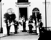 Bröllopspar med följe utanför en okänd byggnad

Namn: Crafton, Inspektör

