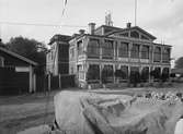 CAFÉ RESTAURANG FENIX. (Alderholmen). Restaurang och Hotell Fenix byggdes på Alderholmen på 1860-talet vid Gefle-Dala Jernvegs station. Förutom gäster som övernattade i Gävle under sina tågresor så hade man många besök från båtarna som anlände till hamnen. Sjömännen höll till på bottenvåningen medan affärsmännen drack sin punch på övervåningen. Specialiteten i baren var 