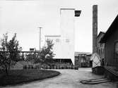 Gefle Stads gasverk, Brynäs. Anläggningen togs i bruk 1893, den större gasklockan uppfördes 1898. Ammoniakverk uppfördes 1903 och ett kokstorn 1926.
Produktionen av gas pågick till 1966 då den siste abonnenten Skoglund & Olsson övergick till eldrift. Den mindre gasklockan ritades av Ferdinand Boberg, den större av John Eklund
