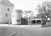 Standard Bensin

Bilverkstad, Bensinstation

Juni 1939
Grosshandlare Kjellerstedt, Hattmakargatan 4, Gävle
