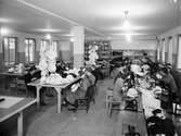 L. Haglund & Co. Haglunds hatt- och mössfabrik öppnade 1872 och hade sitt ursprung i Lars Hagunds detaljaffär som sålde mössor, hattar och pälsvaror. Efter en tid startade Haglund en liten hantverksmässig tillverkning som efterhand växte till en liten industri. Fabriken tillverkade märket Elhå. Verksamheten upphörde i slutet av 1960-talet. Haglunds hatt- och pälsvarufabrik. 