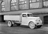 Lastbil, en Chevrolet 1939-40, parkerad utanför Gamla Grand

AB Bröderna Hansson
Norra Centralgatan 15

2 mars 1940