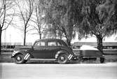 Personbil med släpvagn (Gengasapparat),
Gragasbil, X 7050.
En Ford V8 1937-1938 med gengasaggregat, ägare E A Matton i Gävle.
Motortjänst i Gävle AB, Brynäs, 3 juni 1940.