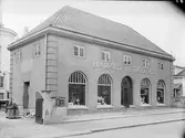 Harald Berglund, Kortvarumagasin.
Bostadsadress: Norra Köpmangatan 21
Även butik på Brynäsgatan 18
enligt 1930-års adresskalender



