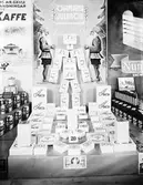 Gefle Köpmäns varuässa i stadshusets festvåning
Engwall - Hellberg AB, Drottninggatan 25, Gävle
Öhmans Julbröd. Montrarna bredvid är reklam för Svea kaffe och Nunnans kryddor




