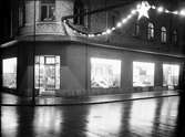 Lindbergs Färghandel . Julskyltning

Drottninggatan utsmyckad med girlanger, belysning och stjärna