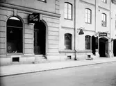 Gefle Autoaffär & Gummiverkstad
O. M. Grudéns Auto-Vulkaniseringsaffär
Ingeborg Nilssons Damfrisering
8  maj 1930




