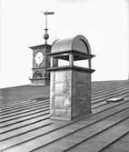 Esbjörns Bleck- & Plåtslageri. Klocktorn. Vimpel med årtalet 1925. Firman grundades 1887 vid Norra Kungsgatan 31. År 1896 flyttade verksamheten till Hantverkargatan 41, men år 1904 behövdes större lokaler. Då köptes fastigheten vid Lilla Esplanadgatan 22.
Kan ev. vara Södra Station
