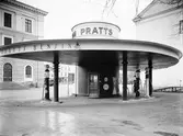 Pratts Bensin, Esso. Tre pumpar med Pratts bensin och Bentyl, en pump med varumärket Esso. En ramp finns för mindre reparationer på fordon.



