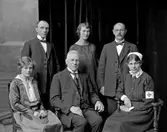 Okänd familj fotograferad i Hovfotograf Carl Larssons ateljé


