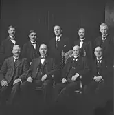 Okänd familj fotograferad i Hovfotograf Carl Larssons ateljé


