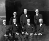 Okänd familj fotograferad i Hovfotograf Carl Larssons ateljé


