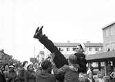 Studentexamen från Tekniska Gymnasiet. Lövad vagn. Gävle 1950.


