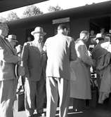 Fotbollslag från Tyskland möts vid Centralstationen av Arbetarbladet. 13 juni 1950.



