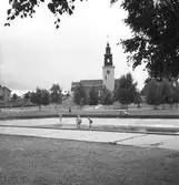 Badreportage, Stenebergsparken, Gävle 17 juni 1950. Staffanskyrkan i bakgrunden
