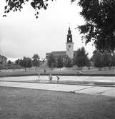 Badreportage, Stenebergsparken, Gävle 17 juni 1950. Staffanskyrkan i bakgrunden
