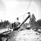 Ny vattenledning drages till Forsbacka. 17 juli 1950.

