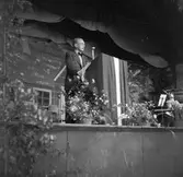 Vretasgården Hembygdsförening. Valboreportage även från Hille. Augusti 1950.


