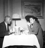 Herr Ivar Åberg fotograferad på hotell Baltic med fröken Ann Slott. 25 september 1950.



