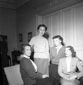 Fredrika Bremerförbund delegater från hela Europa hemma hos fru Marta Ekman. 1 juli 1950.



