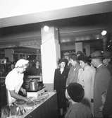 Konsum Alfa, demonstration av köksredskap på varuhuset. 28 september 1950.


